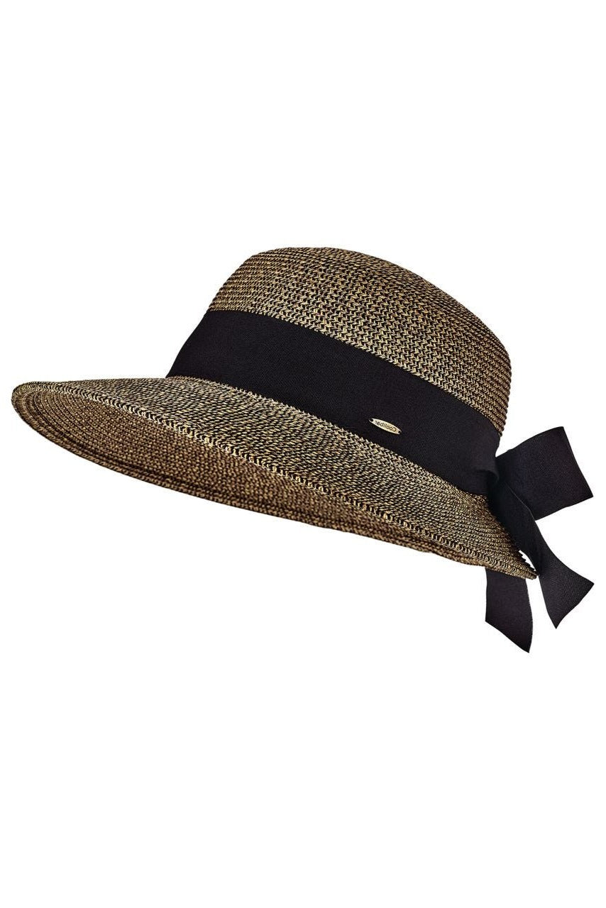 Asymmetrical straw hat hot